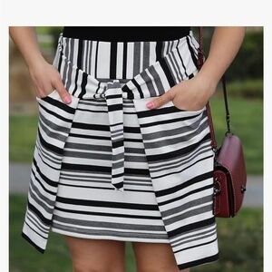 Cabi Grandstand faux wrap preppy black & white skirt, pockets. Size Small (2-8)